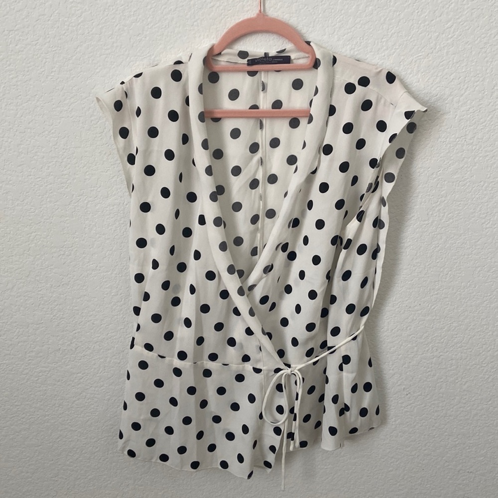 White and Black Sleeveless Wrap Blouse “VIOLETA” style by MANGO. Size US (L)
